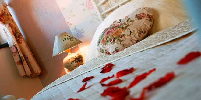 Фото кровати с лепестками роз
