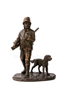 Фото статуэтки охотника с собакой