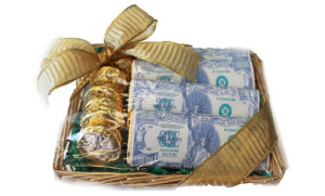 Фото конфет с деньгами в одной коробке