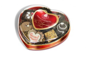 Фото шоколадных конфет в коробке в форме сердца