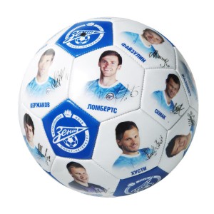 Фото мяча с изображениями футболистов