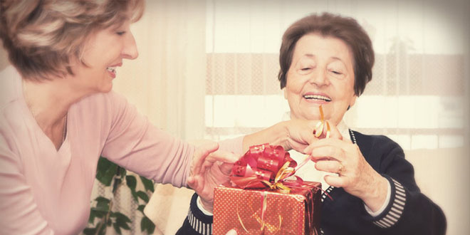 Фото бабушки и женщины, дарящей ей подарок